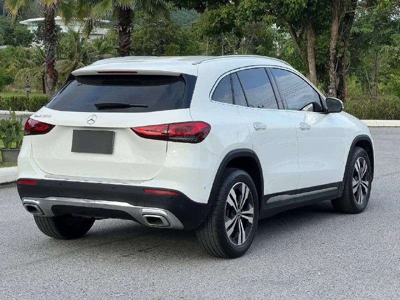 Mercedes-Benz GLA200 2