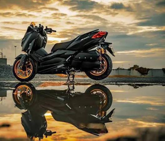 Yamaha XMAX 300 2
